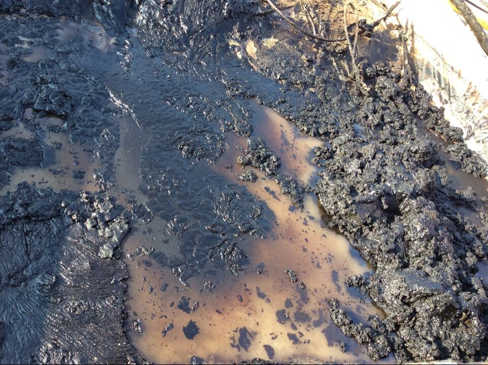 含油污水是原油、泥沙、水等的混合物。
