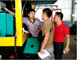 香蕉视频破解版污技术团队与工厂工作人员讨论产品 香蕉视频破解版污技术团队与工厂工作人员讨论产品