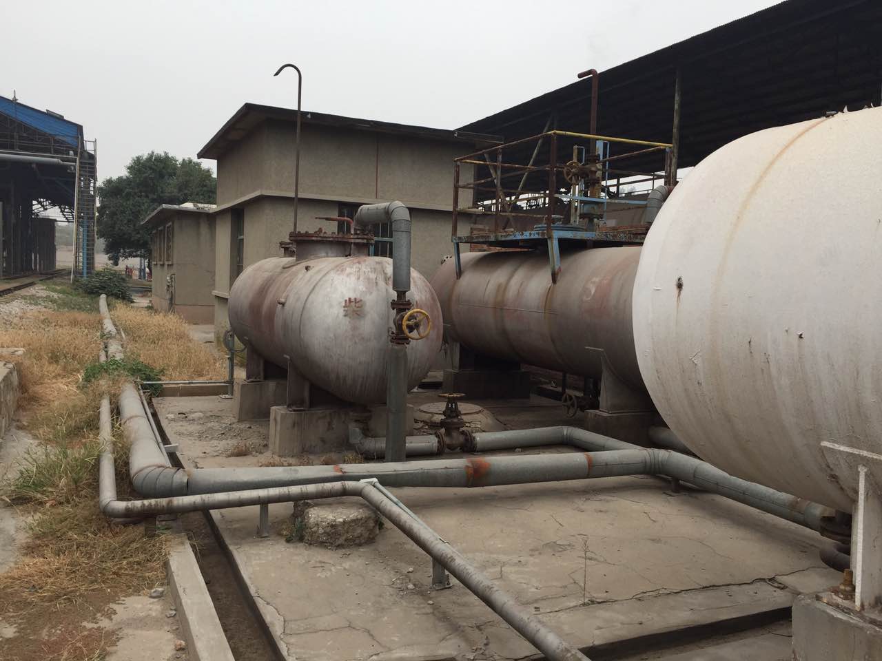 凸轮香蕉短视频看黄网站在齐鲁石化汽柴油扫仓工位上的外景图