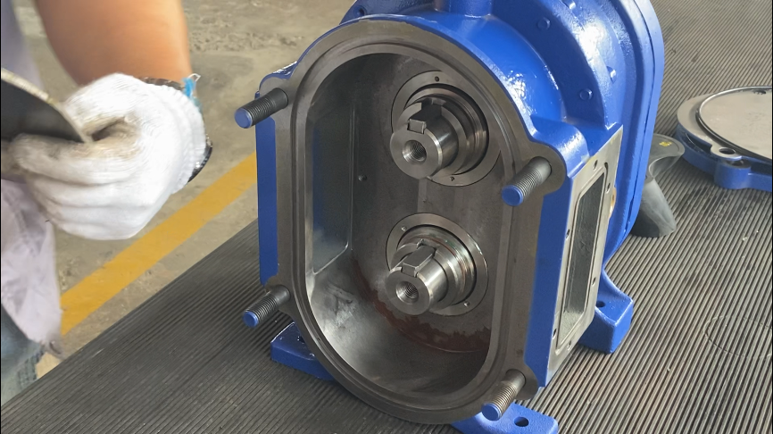 插入转子固定键，保持俩键垂直向上方便安装转子