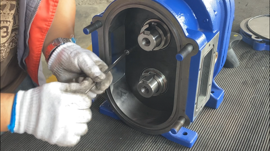 安装内衬板，固定螺丝