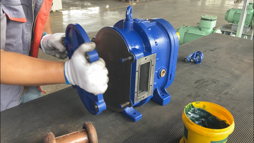 填入密封圈，装外衬板，泵盖，对角扭紧快装螺丝